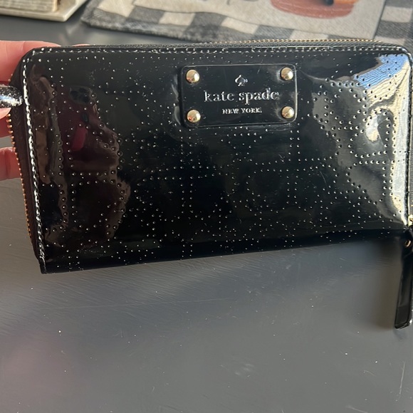 Kate Spade bag and matching wallet; back patent leather look - Picture 4 of 13